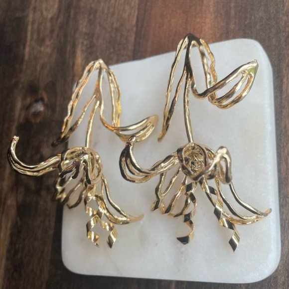 Golden Metal Floral Shape Dangle Earrings - Picture 6 of 6